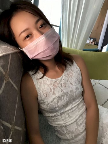 美女露出乳胸扒开尿口直播